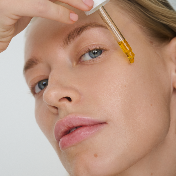 RMS Beauty-Kakadu Beauty Oil-Skincare-KAKADU-BEAUTY-OIL-ModelApplication1-The Detox Market | 